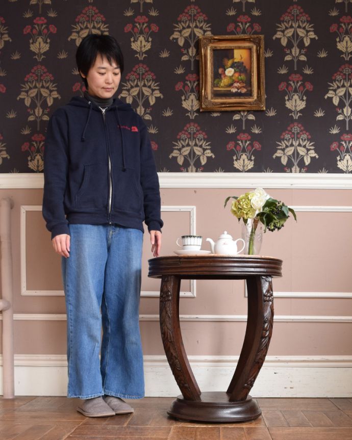 ロイドテーブル　アンティーク家具　天然石天板のサイドテーブル、アンティーク英国家具。花器を置くのにピッタリ！玄関やリビング、どこでも使えて絵になります。(j-1919-f)