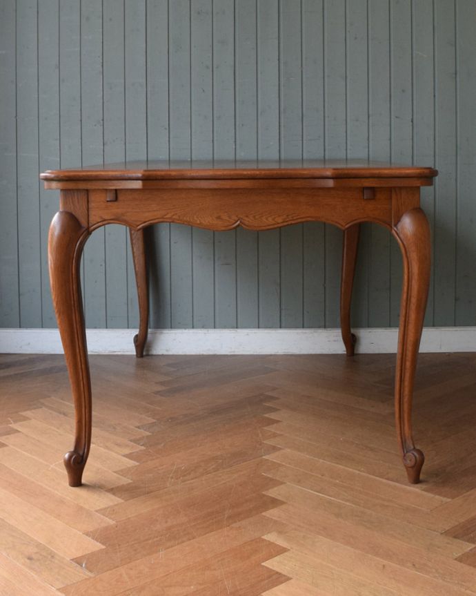 ロイドテーブル　アンティーク家具　３つのサイズに変わる伸張式のアンティーク南仏家具。アンティークは新品ではないので、もちろん経年変化によるキズはありますが、専門の職人が目立たないようキレイにお直しをしているので、どこから見てもキレイです。(j-1920-f)