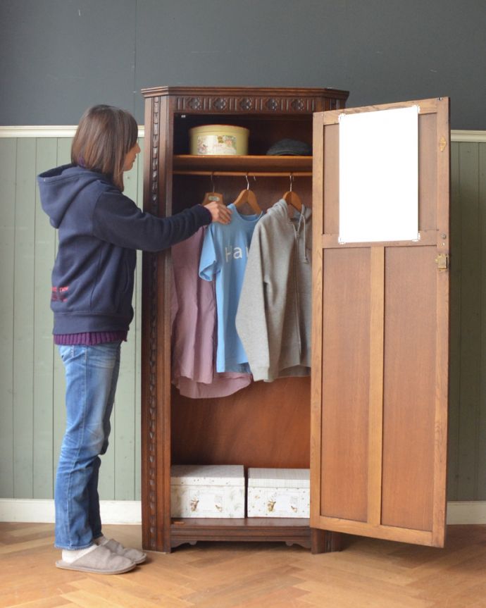 ワードローブ　アンティーク家具　英国輸入のアンティーク家具、立体的な彫がキレイな扉のワードローブ。外国製のワードローブは装飾があちこちにあるので、絵になるアイテム。(j-1922-f)