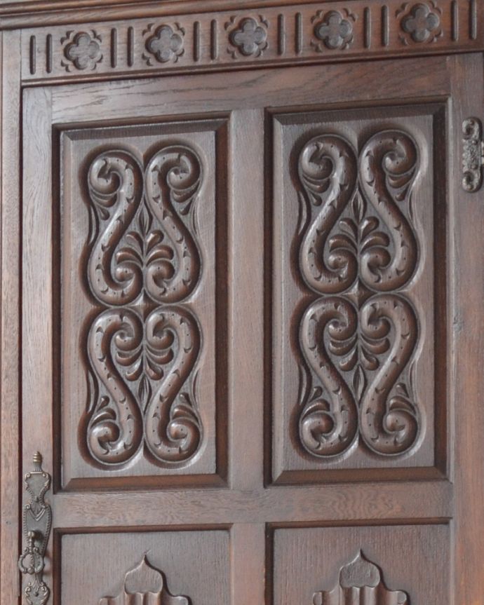 ワードローブ　アンティーク家具　英国輸入のアンティーク家具、立体的な彫がキレイな扉のワードローブ。立体的な彫が扉を彩ります。(j-1922-f)
