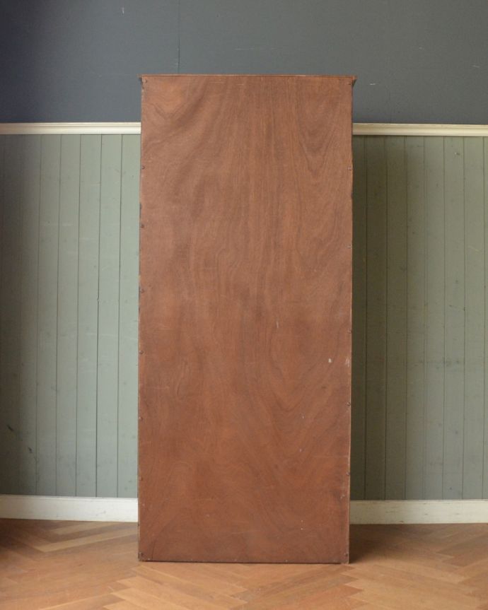 ワードローブ　アンティーク家具　英国輸入のアンティーク家具、立体的な彫がキレイな扉のワードローブ。アンティークは新品ではないので、もちろん経年変化によるキズはありますが、専門の職人が目立たないようキレイにお直しをしているので、後姿までキレイです。(j-1922-f)