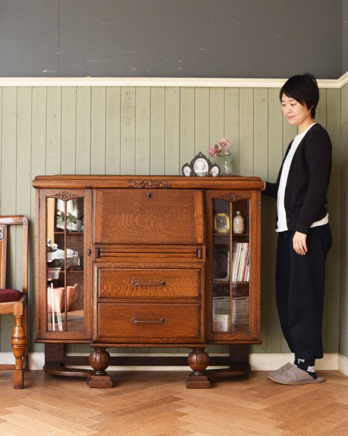 ビューロー アンティーク家具 デスクと本棚、そこにチェスト。3つの機能が一つになった家具、アンティークのサイドバイサイド。女性のためにあるような家具。(j-1923-f)