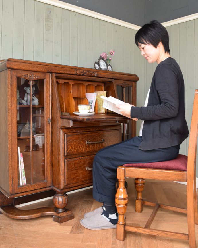 ビューロー アンティーク家具 デスクと本棚、そこにチェスト。3つの機能が一つになった家具、アンティークのサイドバイサイド。ビューロー機能は椅子を持ってくるだけでちょっとしたデスクにもなります。(j-1923-f)