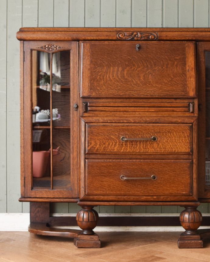 ビューロー アンティーク家具 デスクと本棚、そこにチェスト。3つの機能が一つになった家具、アンティークのサイドバイサイド。本棚として使ってもいいですし、ホコリが入る心配がないので、お気に入りの雑貨や写真をディスプレイしてもステキ!。(j-1923-f)