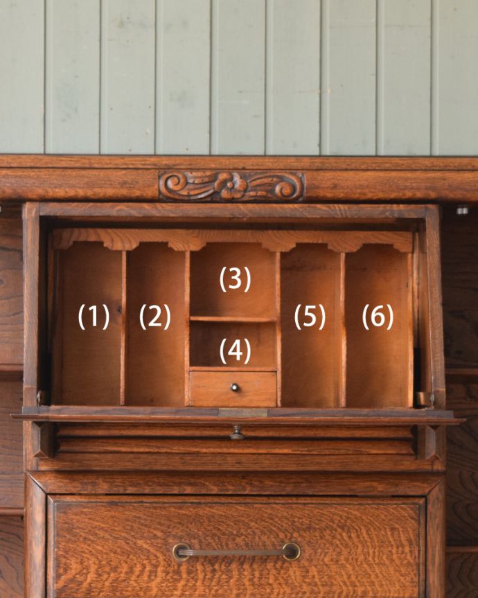 ビューロー アンティーク家具 デスクと本棚、そこにチェスト。3つの機能が一つになった家具、アンティークのサイドバイサイド。中は細かく仕切られています。(j-1923-f)