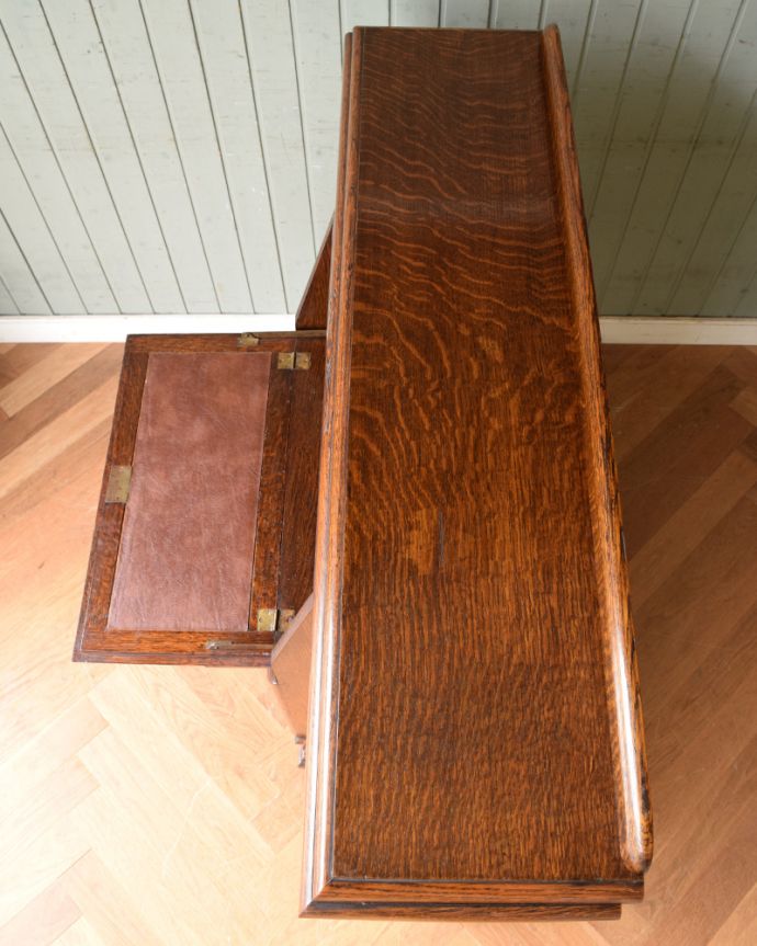 ビューロー アンティーク家具 デスクと本棚、そこにチェスト。3つの機能が一つになった家具、アンティークのサイドバイサイド。天板も木目がとってもキレイです。(j-1923-f)