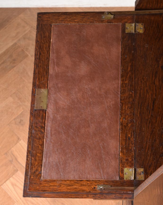 ビューロー アンティーク家具 デスクと本棚、そこにチェスト。3つの機能が一つになった家具、アンティークのサイドバイサイド。デスクには革が貼ってあります。(j-1923-f)
