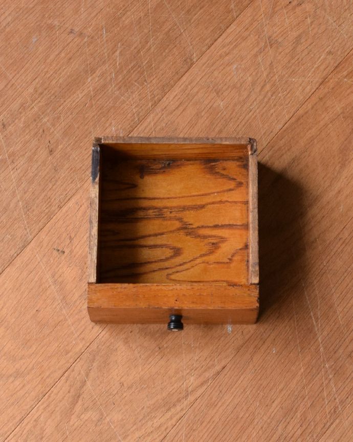 ビューロー アンティーク家具 デスクと本棚、そこにチェスト。3つの機能が一つになった家具、アンティークのサイドバイサイド。ビューローの中央に小さな引き出しが1杯付いています。(j-1923-f)