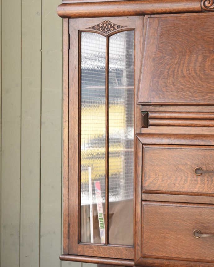 ビューロー アンティーク家具 デスクと本棚、そこにチェスト。3つの機能が一つになった家具、アンティークのサイドバイサイド。当時の貴重なガラスも美しく残っていました。(j-1923-f)