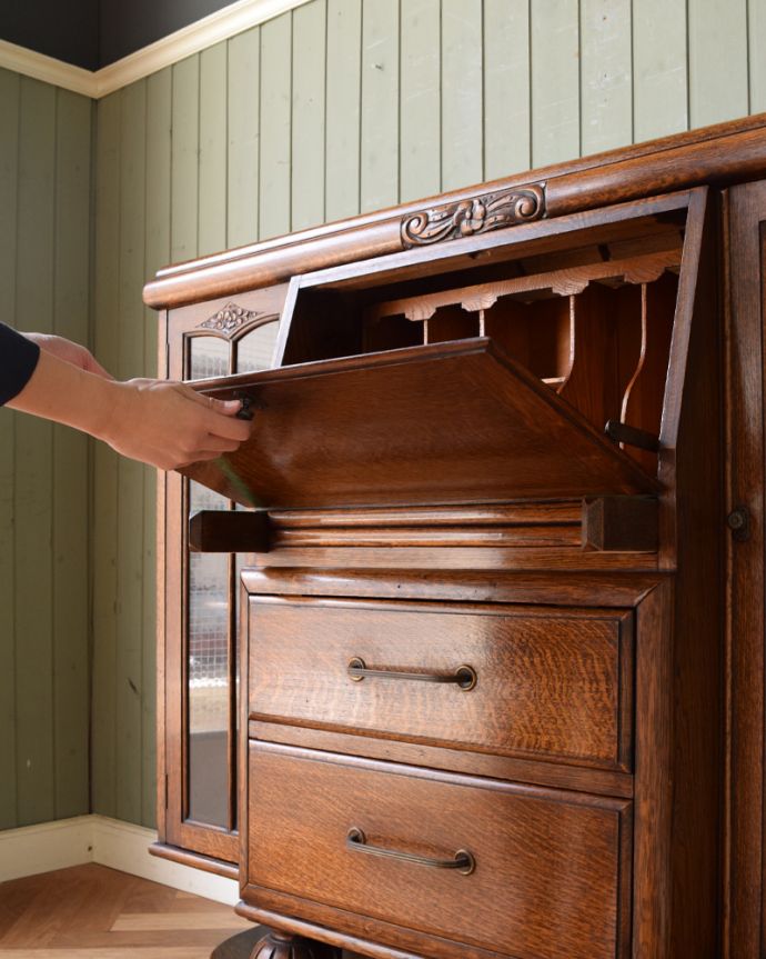 ビューロー アンティーク家具 デスクと本棚、そこにチェスト。3つの機能が一つになった家具、アンティークのサイドバイサイド。ビューローは支えでしっかり固定されるので、安心してお使いいただけます。(j-1923-f)