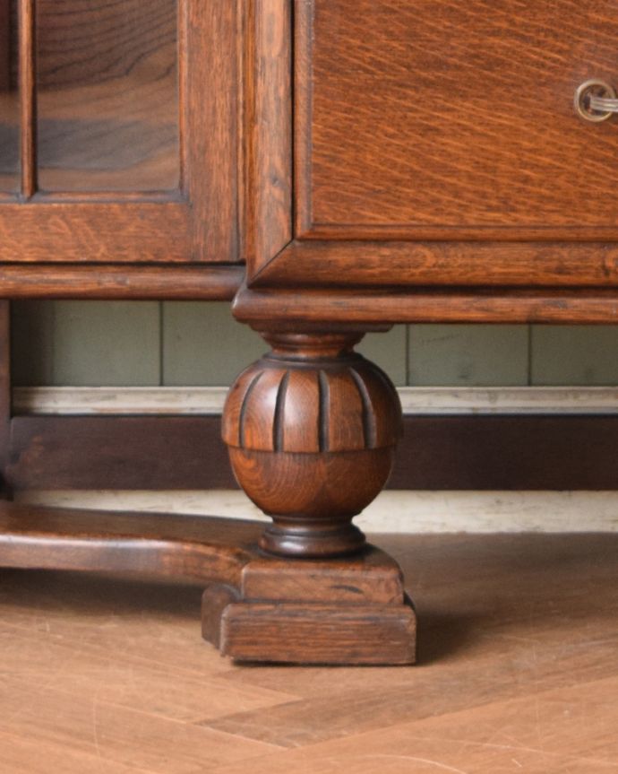 ビューロー アンティーク家具 デスクと本棚、そこにチェスト。3つの機能が一つになった家具、アンティークのサイドバイサイド。脚の凝った装飾がアンティークならでは。(j-1923-f)