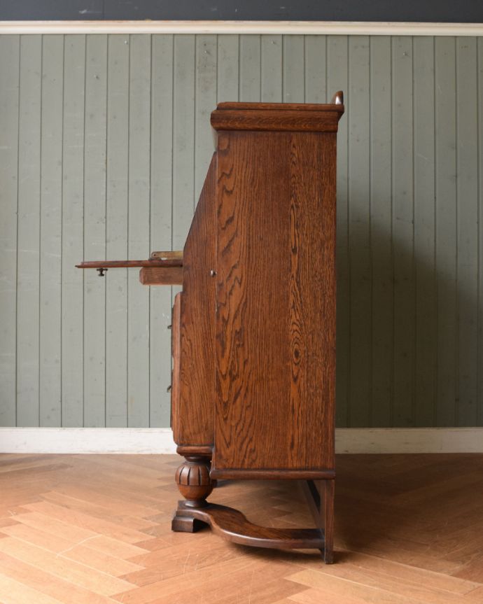 ビューロー アンティーク家具 デスクと本棚、そこにチェスト。3つの機能が一つになった家具、アンティークのサイドバイサイド。横から見ると、こんなにスッキリ!場所をとらずに片付けたい方にピッタリです。(j-1923-f)