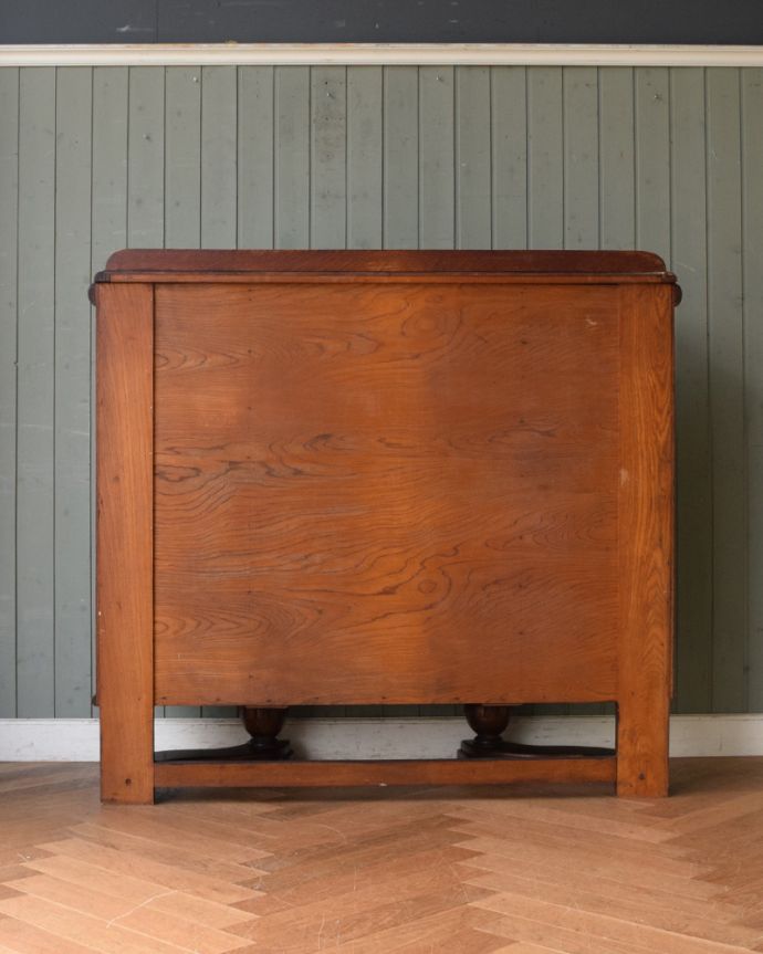 ビューロー アンティーク家具 デスクと本棚、そこにチェスト。3つの機能が一つになった家具、アンティークのサイドバイサイド。アンティークは新品ではないので、もちろん経年変化によるキズはありますが、専門の職人が目立たないようキレイにお直しをしているので、後姿までキレイです。(j-1923-f)