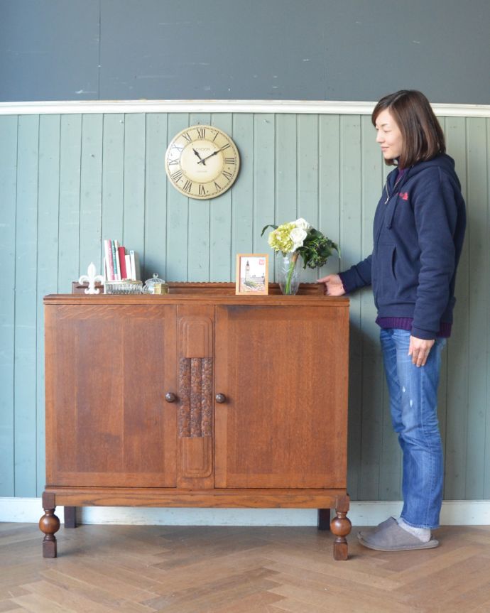 北欧キャビネット　アンティーク家具　英国輸入のアンティーク家具、お花の彫刻が華やかなオーク材のサイドボード。ジャーのような家電を置いても雰囲気が崩れないところがさすがです。(j-1925-f)