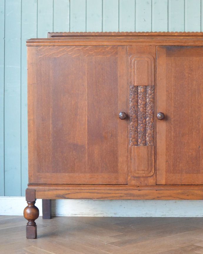 北欧キャビネット　アンティーク家具　英国輸入のアンティーク家具、お花の彫刻が華やかなオーク材のサイドボード。リビングに、寝室に、客間に･･･どこでもお部屋の顔になる家具です！リッチな気分で心を満たしてくれます。(j-1925-f)