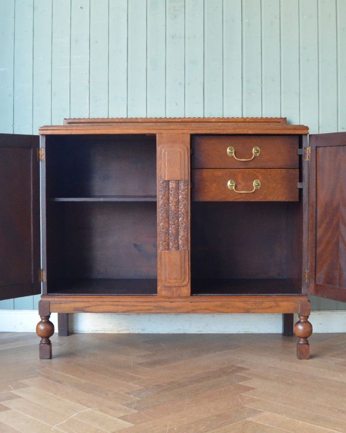 北欧キャビネット　アンティーク家具　英国輸入のアンティーク家具、お花の彫刻が華やかなオーク材のサイドボード。扉を開くと、たっぷりの収納スペース。(j-1925-f)