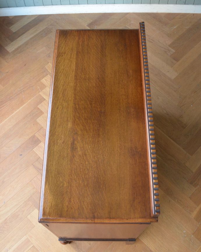 北欧キャビネット　アンティーク家具　英国輸入のアンティーク家具、お花の彫刻が華やかなオーク材のサイドボード。広々した天板もキレイに塗装を仕上げました。(j-1925-f)