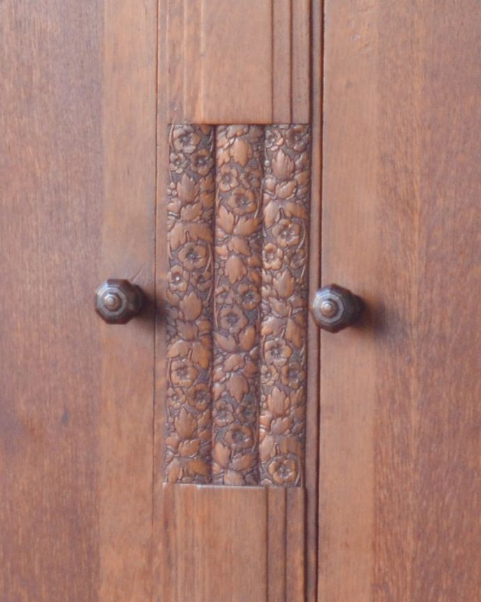 北欧キャビネット　アンティーク家具　英国輸入のアンティーク家具、お花の彫刻が華やかなオーク材のサイドボード。キャビネットの角にも丁寧な彫りが刻まれています。(j-1925-f)