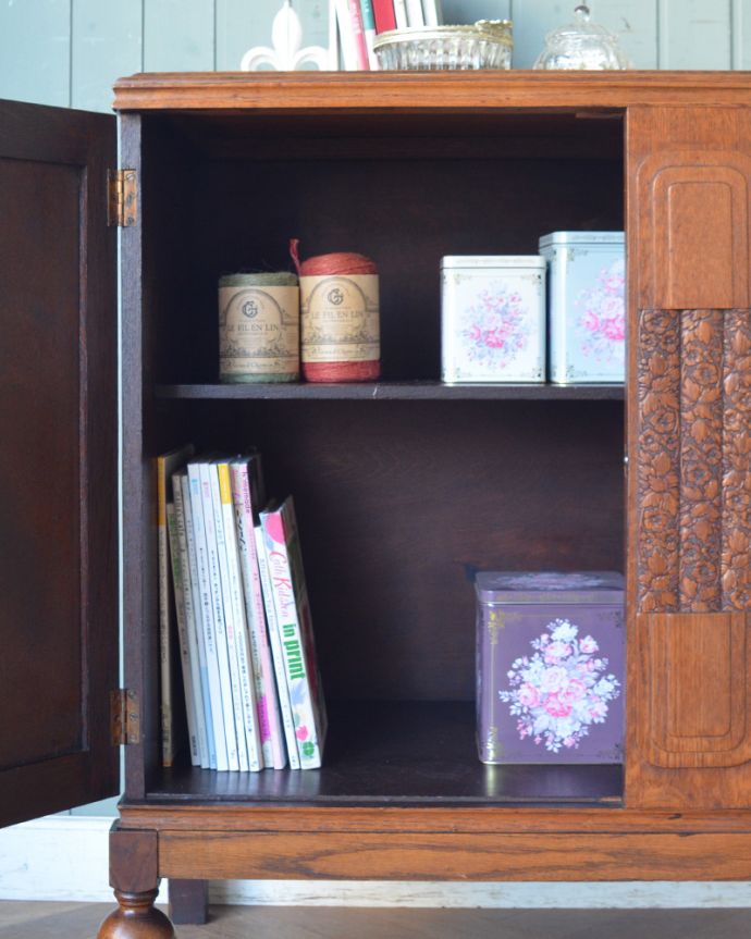 北欧キャビネット　アンティーク家具　英国輸入のアンティーク家具、お花の彫刻が華やかなオーク材のサイドボード。漫画や雑誌などの収納もできます。(j-1925-f)