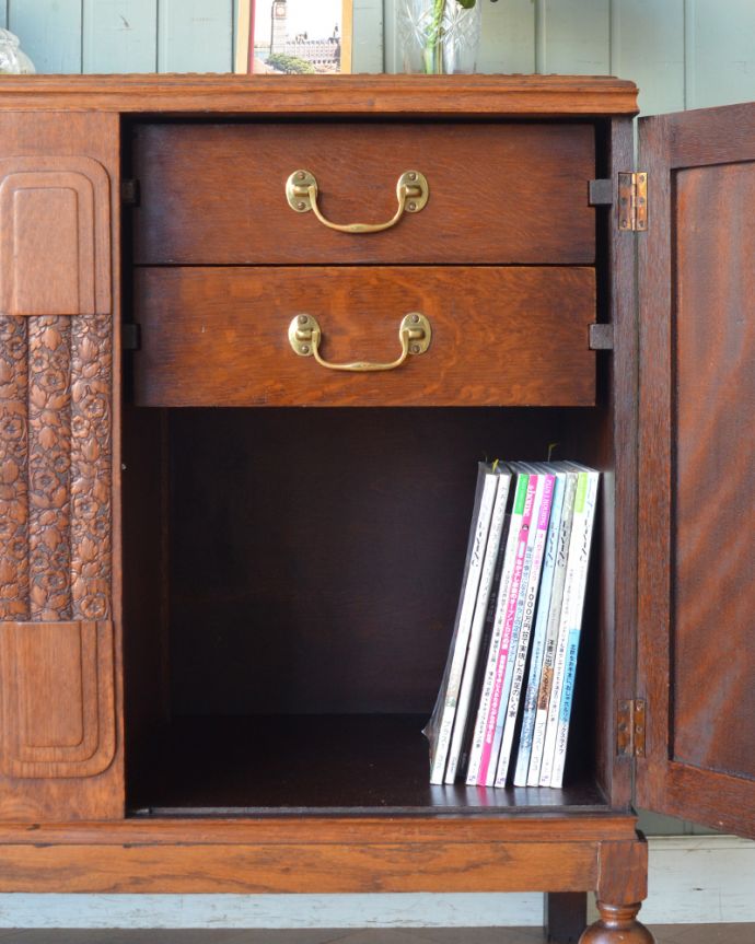 北欧キャビネット　アンティーク家具　英国輸入のアンティーク家具、お花の彫刻が華やかなオーク材のサイドボード。扉の中に引き出しがある珍しいサイドボード。(j-1925-f)