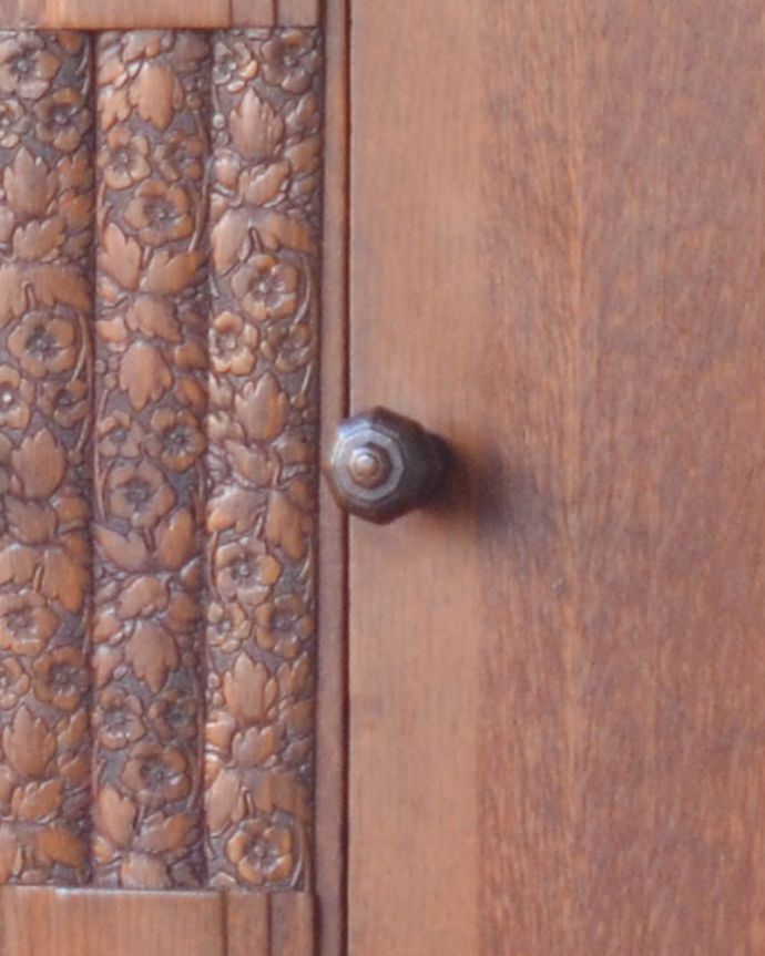 北欧キャビネット　アンティーク家具　英国輸入のアンティーク家具、お花の彫刻が華やかなオーク材のサイドボード。扉の取っ手です。(j-1925-f)