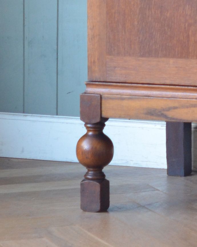 北欧キャビネット　アンティーク家具　英国輸入のアンティーク家具、お花の彫刻が華やかなオーク材のサイドボード。脚先にしっかり装飾があり重厚な印象に。(j-1925-f)