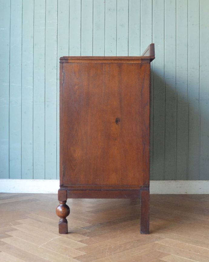 北欧キャビネット　アンティーク家具　英国輸入のアンティーク家具、お花の彫刻が華やかなオーク材のサイドボード。サイドから見てもキレイな状態です。(j-1925-f)