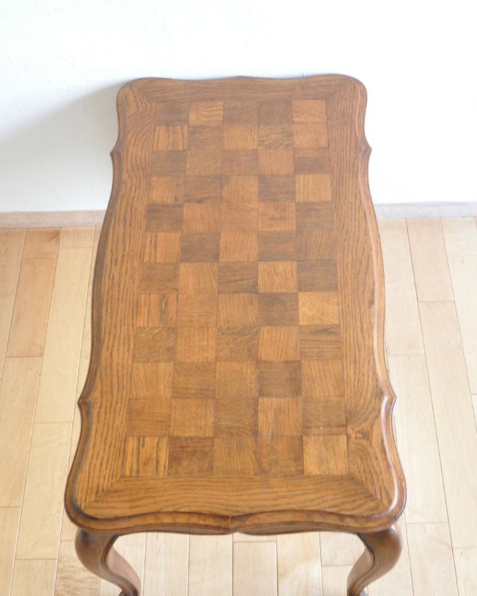 ロイドテーブル　アンティーク家具　市松模様を取り入れたコーヒーテーブル、アンティークフランス家具。天板もピカピカにお直ししています。(j-1929-f)