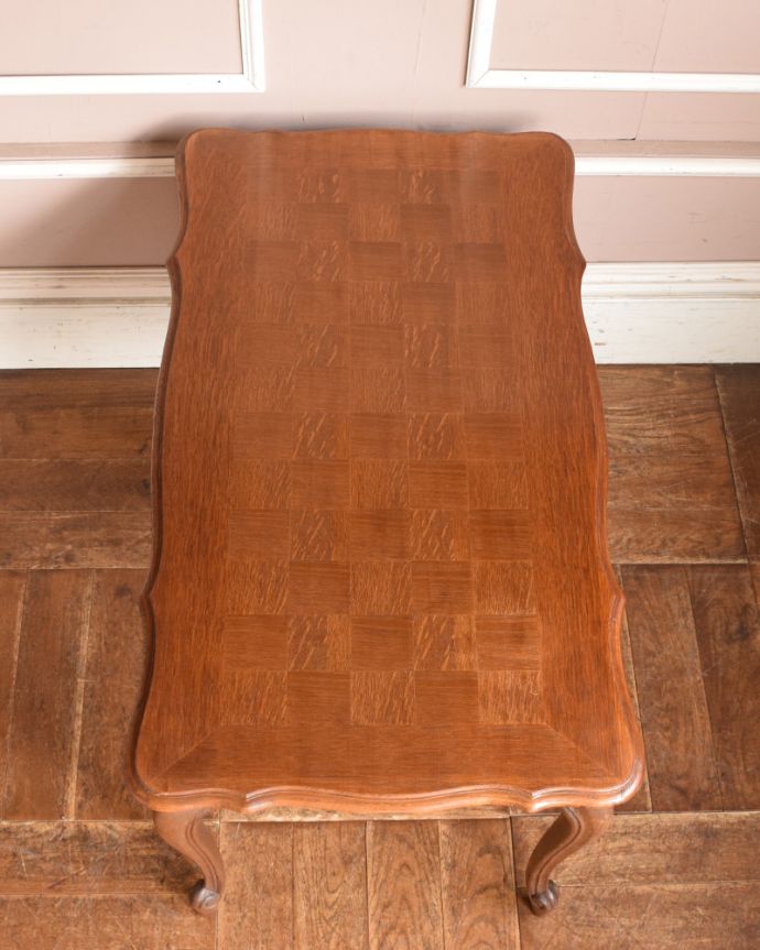 ロイドテーブル　アンティーク家具　エレガントなフランスのアンティーク家具、市松模様のコーヒーテーブル。オーク材の木目を活かした素敵な天板です。(j-1930-f)