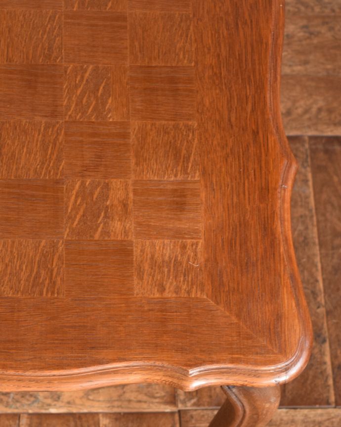 ロイドテーブル　アンティーク家具　エレガントなフランスのアンティーク家具、市松模様のコーヒーテーブル。角が丸くなっているので、小さなお子さまがいるお家でも安心してお使い頂けます。(j-1930-f)