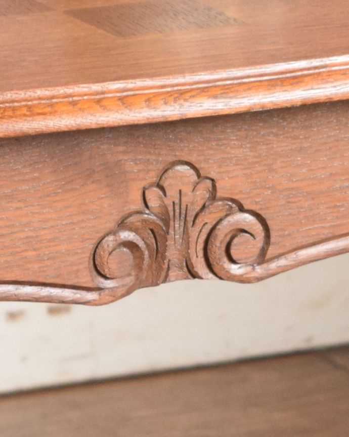 ロイドテーブル　アンティーク家具　エレガントなフランスのアンティーク家具、市松模様のコーヒーテーブル。幕板の繊細な装飾がポイントになっています。(j-1930-f)