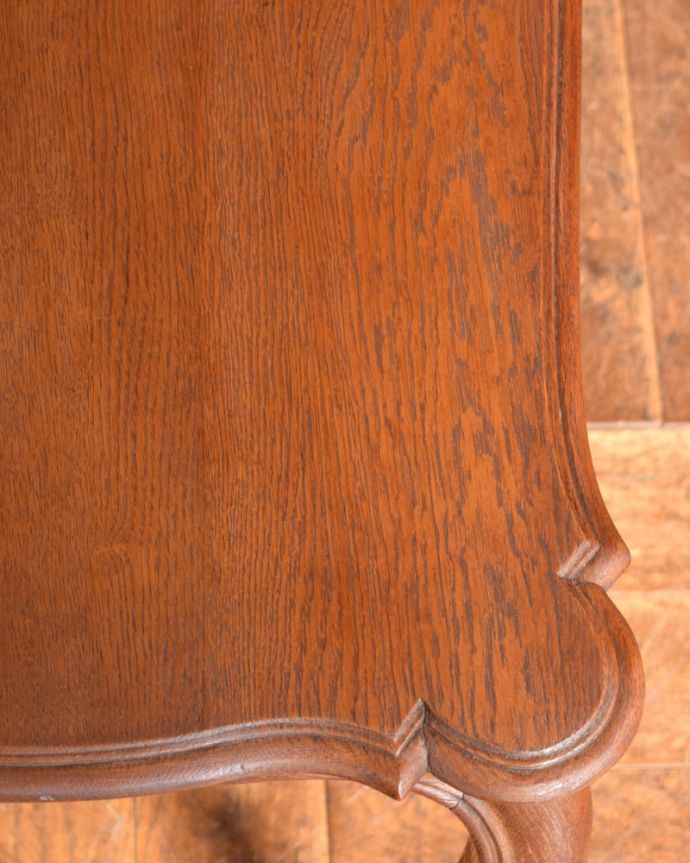 ロイドテーブル アンティーク家具 長方形タイプのコーヒーテーブル、フランスのアンティーク家具。角が丸くなっているので、小さなお子さまがいるお家でも安心してお使い頂けます。(j-1931-f)