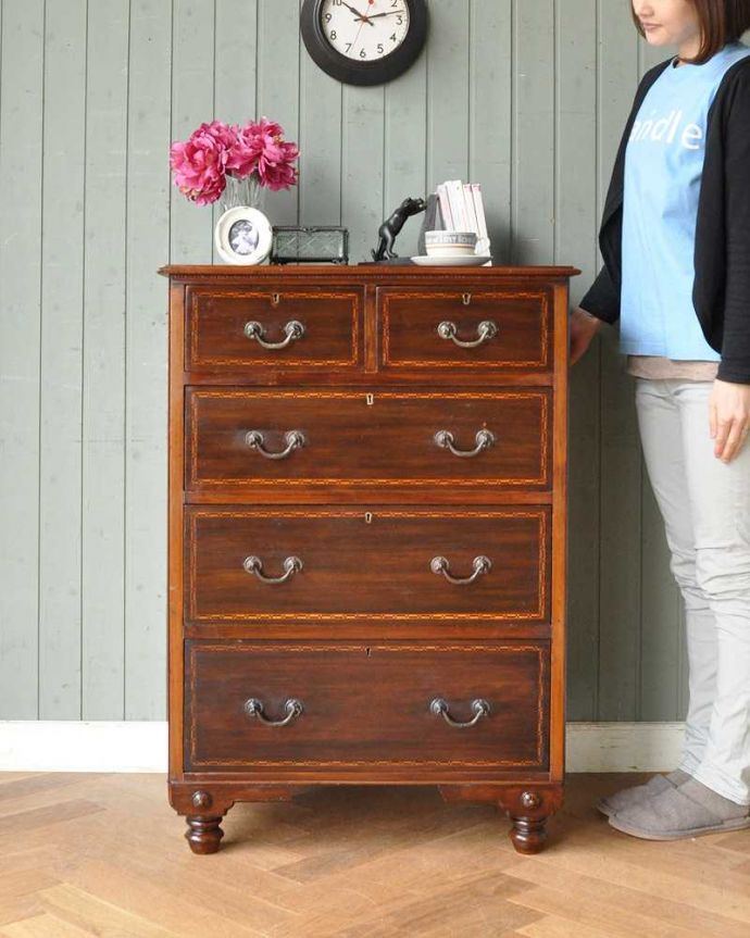 アンティークのチェスト アンティーク家具 象嵌が特別美しい英国輸入のアンティークチェスト(マホガニー材)。高級感があって、どこに置いても絵になるチェストです。(j-1933-f)