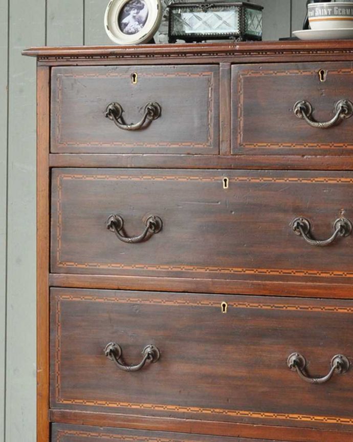 アンティークのチェスト アンティーク家具 象嵌が特別美しい英国輸入のアンティークチェスト(マホガニー材)。デザインの美しさが自慢のチェスト。(j-1933-f)