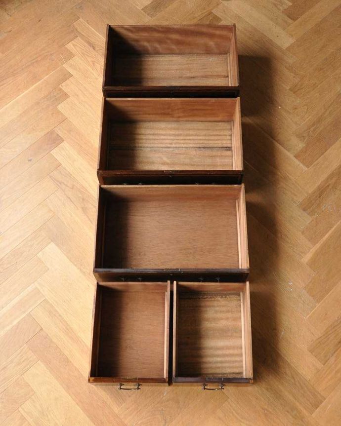 アンティークのチェスト アンティーク家具 象嵌が特別美しい英国輸入のアンティークチェスト(マホガニー材)。引き出しは手前が1段目です。(j-1933-f)