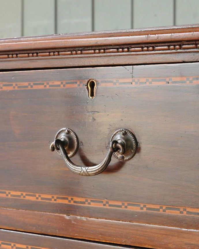アンティークのチェスト アンティーク家具 象嵌が特別美しい英国輸入のアンティークチェスト(マホガニー材)。アンティークらしい取っ手をそっと開くたびにときめきます。(j-1933-f)