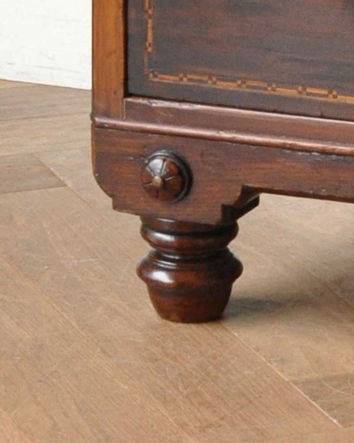 アンティークのチェスト アンティーク家具 象嵌が特別美しい英国輸入のアンティークチェスト(マホガニー材)。安定感があります。(j-1933-f)