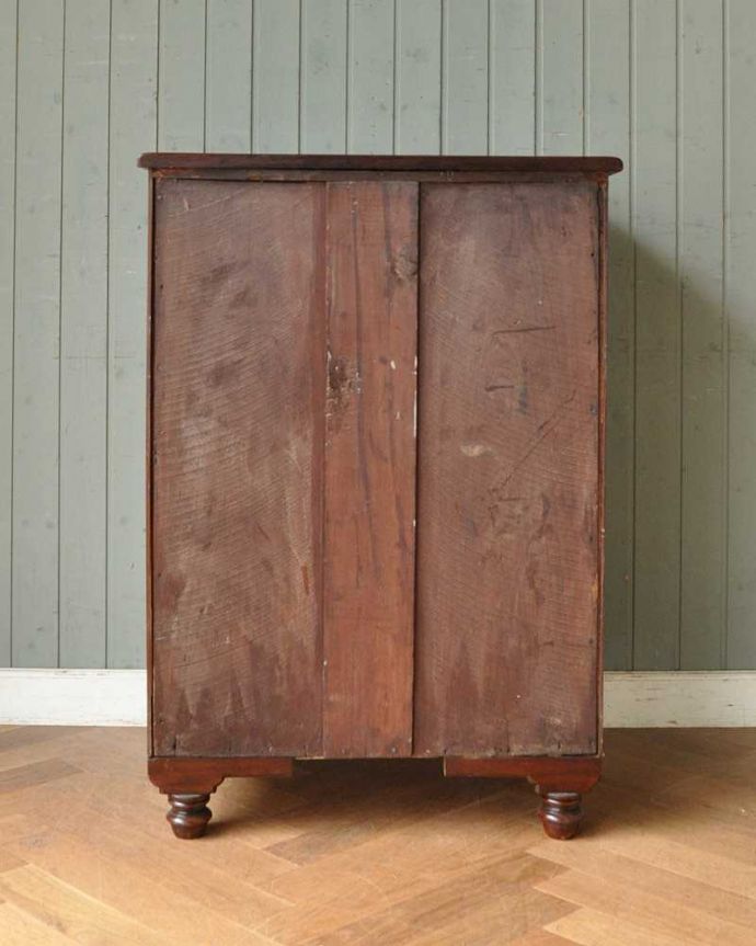 アンティークのチェスト アンティーク家具 象嵌が特別美しい英国輸入のアンティークチェスト(マホガニー材)。アンティークは新品ではないので、もちろん経年変化によるキズはありますが、専門の職人が目立たないようキレイにお直しをしているので、後姿までキレイです。(j-1933-f)