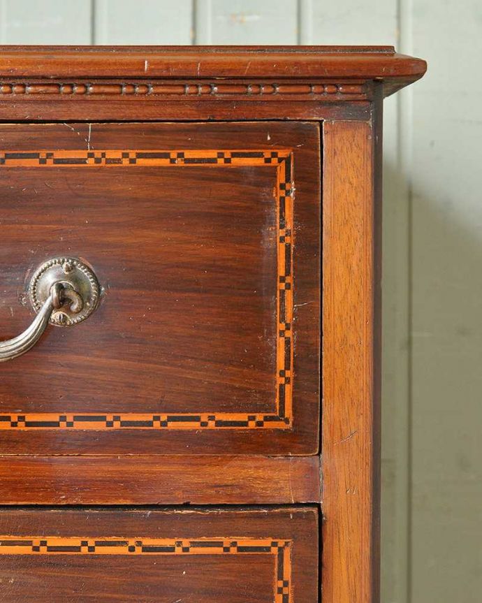 アンティークのチェスト アンティーク家具 象嵌が特別美しい英国輸入のアンティークチェスト(マホガニー材)。細やかな装飾が美しいので、見ているだけでうっとりしちゃいます。(j-1933-f)