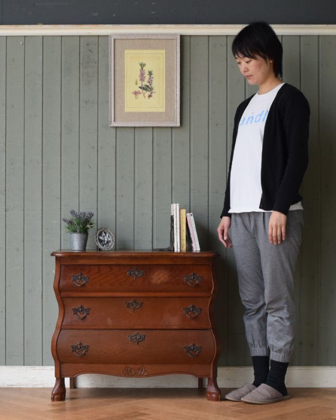 アンティークのチェスト　アンティーク家具　フランスの優雅なアンティーク家具、どこでも大活躍してくれる人気の３段チェスト（コモード） 。女性らしく優しい曲線は、高級感があって、お家の中のどんな場所に置いても絵になっちゃうんです。(j-1935-f)