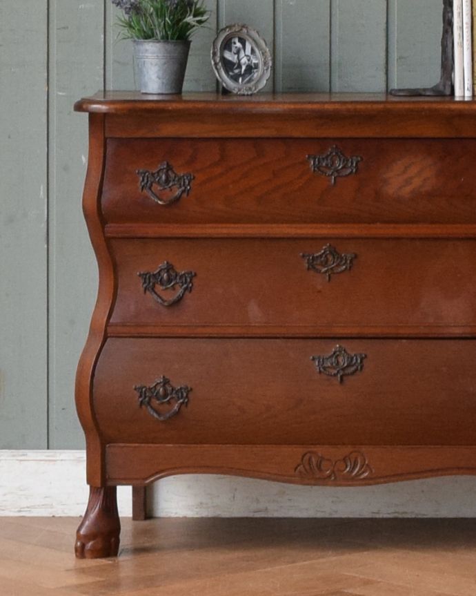 アンティークのチェスト　アンティーク家具　フランスの優雅なアンティーク家具、どこでも大活躍してくれる人気の３段チェスト（コモード） 。チェストと言ってもアンティークは見た目が素敵なので、洋服だけを入れるのはもったいない！寝室だけじゃなく、リビングや玄関でゴチャゴチャして見えちゃうものを便利に収納しましょう。(j-1935-f)