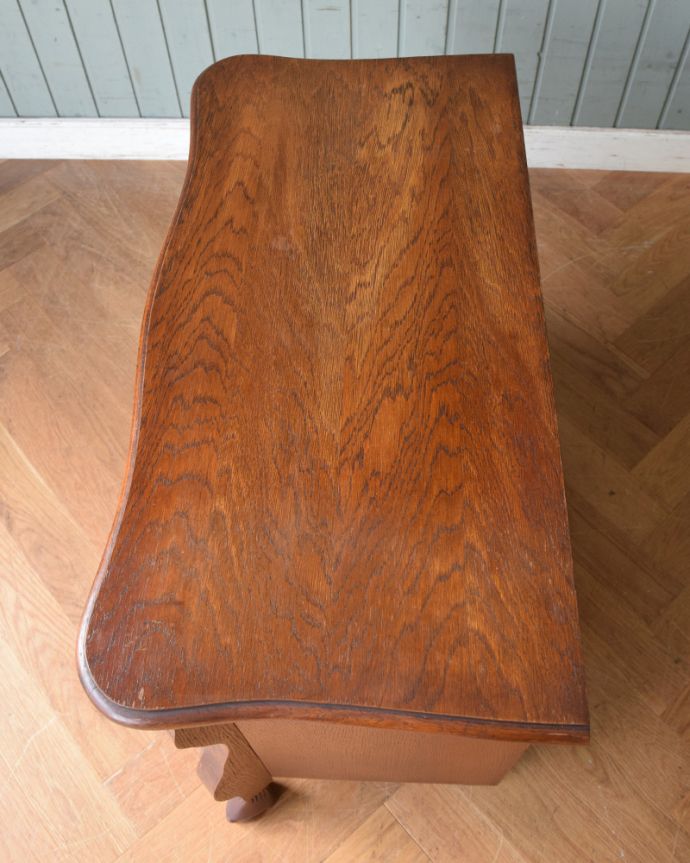 アンティークのチェスト　アンティーク家具　フランスの優雅なアンティーク家具、どこでも大活躍してくれる人気の３段チェスト（コモード） 。上から見ると、天板はこんな感じ。(j-1935-f)