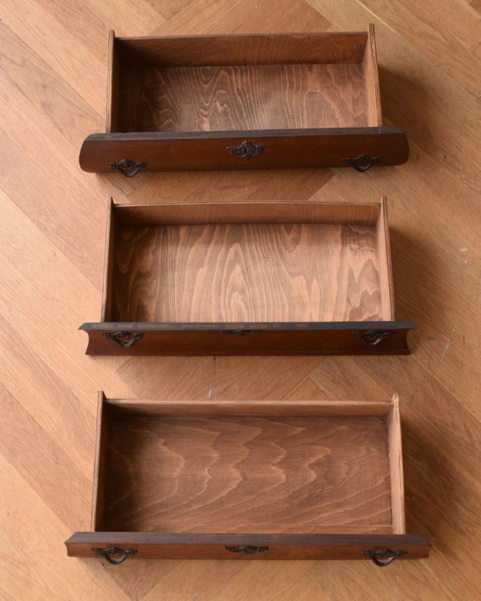 アンティークのチェスト　アンティーク家具　フランスの優雅なアンティーク家具、どこでも大活躍してくれる人気の３段チェスト（コモード） 。引き出しは手前が1段目です。(j-1935-f)