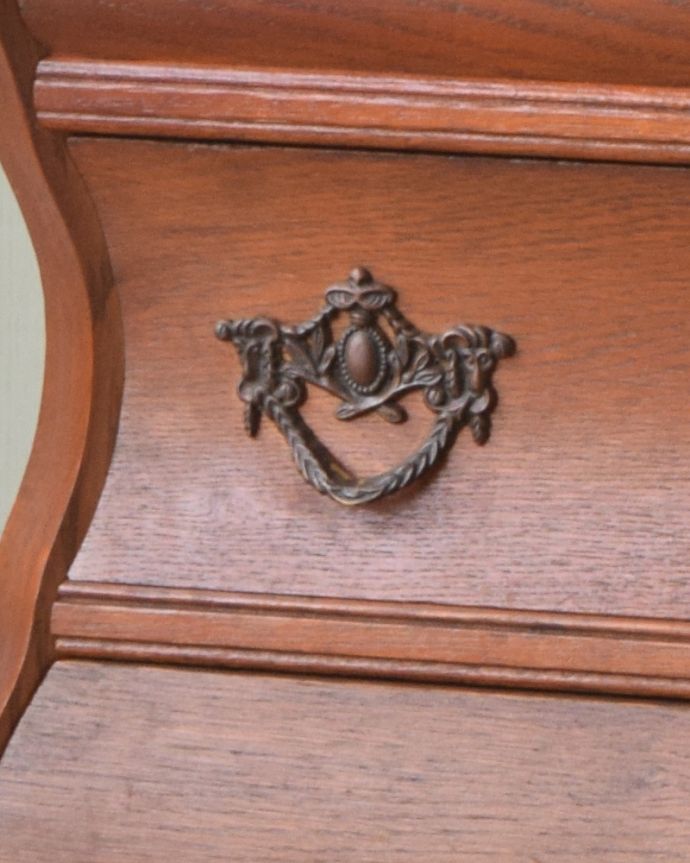 アンティークのチェスト　アンティーク家具　フランスの優雅なアンティーク家具、どこでも大活躍してくれる人気の３段チェスト（コモード） 。エンブレムをモチーフにした優雅なデザインの取っ手。(j-1935-f)