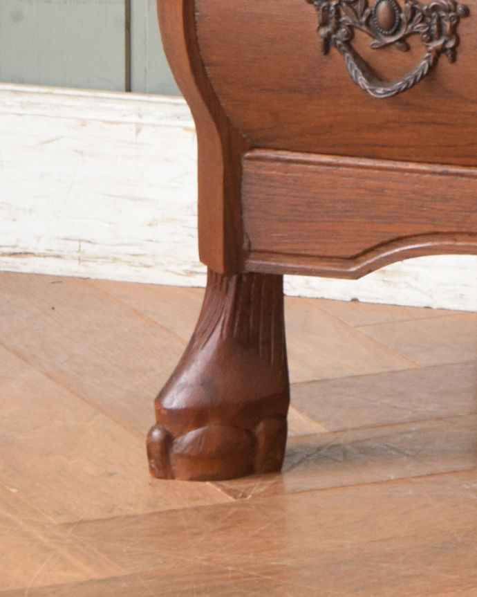 アンティークのチェスト　アンティーク家具　フランスの優雅なアンティーク家具、どこでも大活躍してくれる人気の３段チェスト（コモード） 。どっしり貫禄のある脚先。(j-1935-f)