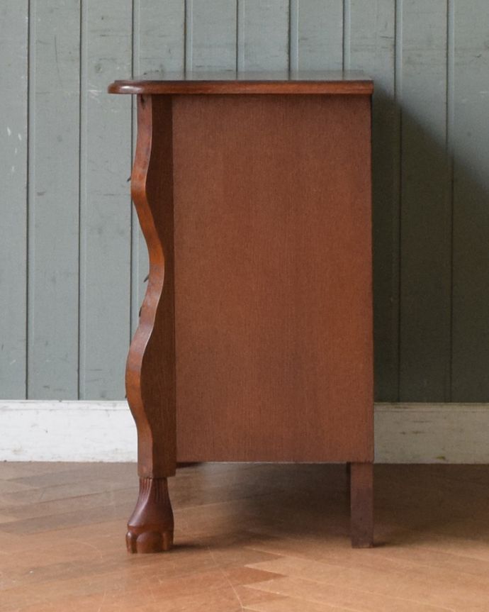 アンティークのチェスト　アンティーク家具　フランスの優雅なアンティーク家具、どこでも大活躍してくれる人気の３段チェスト（コモード） 。横から見るとこんな感じ。(j-1935-f)