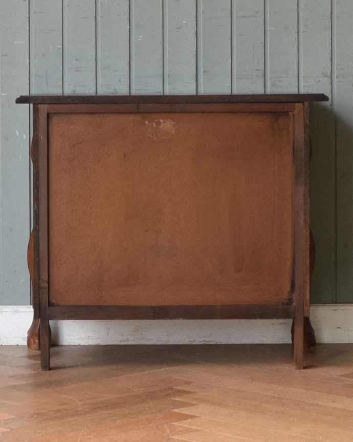 アンティークのチェスト　アンティーク家具　フランスの優雅なアンティーク家具、どこでも大活躍してくれる人気の３段チェスト（コモード） 。アンティークは新品ではないので、もちろん経年変化によるキズはありますが、専門の職人が目立たないようキレイにお直しをしているので、後姿までキレイです。(j-1935-f)