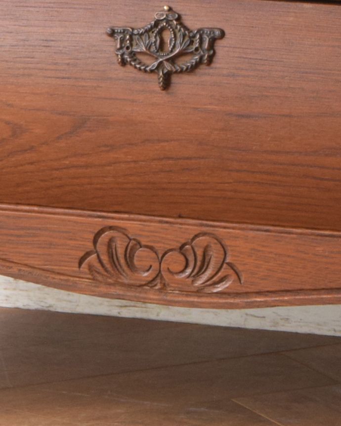 アンティークのチェスト　アンティーク家具　フランスの優雅なアンティーク家具、どこでも大活躍してくれる人気の３段チェスト（コモード） 。何と言ってもフランスらしい優雅で上品なデザインです。(j-1935-f)