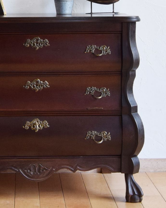 アンティークのチェスト　アンティーク家具　南フランススタイルのアンティーク家具、シックなカラーの珍しいチェスト＆シェルフ（コモード） 。チェストと言ってもアンティークは見た目が素敵なので、洋服だけを入れるのはもったいない！寝室だけじゃなく、リビングや玄関でゴチャゴチャして見えちゃうものを便利に収納しましょう。(j-1936-f)