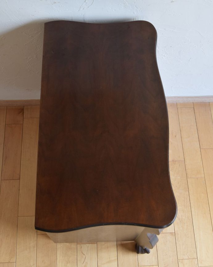 アンティークのチェスト　アンティーク家具　南フランススタイルのアンティーク家具、シックなカラーの珍しいチェスト＆シェルフ（コモード） 。上から見ると、天板はこんな感じ。(j-1936-f)